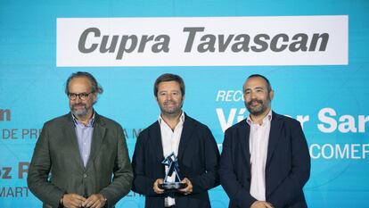 Juan Cantón, director general de Prensa de PRISA Media, junto a Jorge Muñoz Riesco, responsable de Smart Mobility e Iberdrola, y Víctor Sarasola, director comercial de Cupra España.