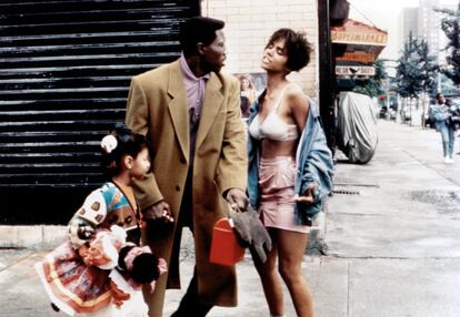 Para o filme ‘Febre na Selva’ (1991), no qual interpretava uma viciada em crack, Halle Berry fez constar no contrato que não estava disposta a se drogar de verdade, mas passou oito semanas sem tomar banho para obter o aspecto que sua personagem exigia.