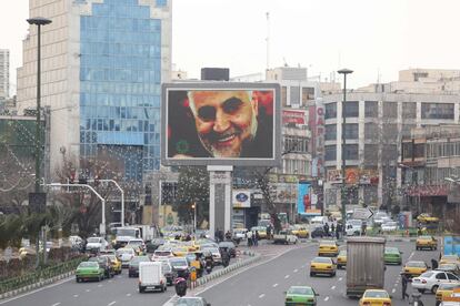 Soleimani era una figura fundamental para entender la presencia de Irán en los principales conflictos de la región y como brazo ejecutor de la política del líder supremo de la República Islámica, Ali Jamenei. En la imagen, una imagen del general Soleimani es mostrada en Teherán, este sábado.