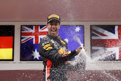 Daniel Ricciardo de Red Bull celebra la victoria en el Gran Premio de Mónaco, el 27 de mayo de 2018.
