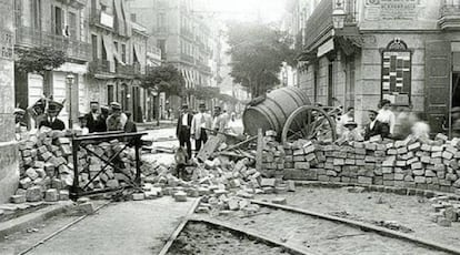 Una barricada corta una calle de Buenos Aires durante la Semana Trágica de 1919.