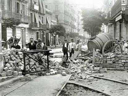 Una barricada corta una calle de Buenos Aires durante la Semana Trágica de 1919.