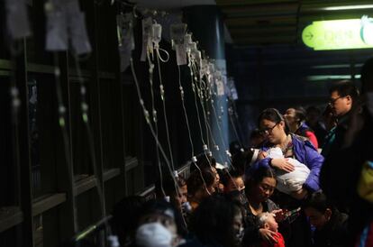 Varios niños reciben tratamiento intravenoso en un hospital de Pekín. Las afecciones respiratorios han aumentado ante el alto nivel de contaminación.