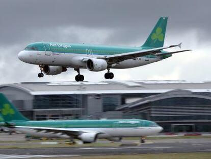 Dos aviones de Aer Lingus en el aeropuerto de Dubl&iacute;n