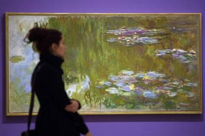 Una visitante de la exposición, ante la obra <i>El estanque de nenúfares,</i> pintada por Monet entre 1917 y 1919.