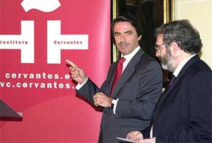 Aznar visita las instalaciones del Instituto Cervantes junto a su director, Jon Juaristi.