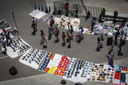 Un grup de manters exposa els seus productes a Barcelona.