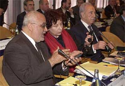 La ministra española de Asuntos Exteriores, Ana Palacio, conversa con el ministro de Gobernación Local palestino, Saeb Erekat, ante Simon Peres en la inauguración del Foro Formentor.