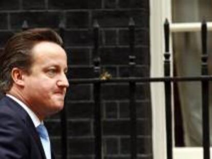 El primer ministro británico, David Cameron (izq), a su salida del número 10 de Downing Street. EFE/Archivo