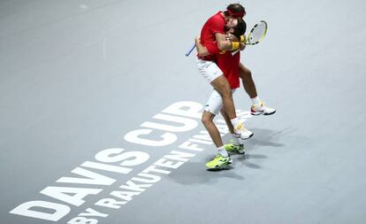 Nadal y Granollers celebran la victoria sobre Argentina en el partido de dobles y el pase a las semifinales de la Copa Davis.