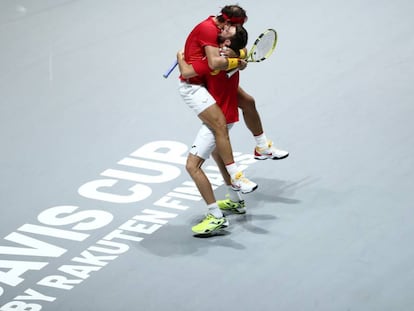 Nadal y Granollers celebran la victoria sobre Argentina en el partido de dobles y el pase a las semifinales de la Copa Davis.