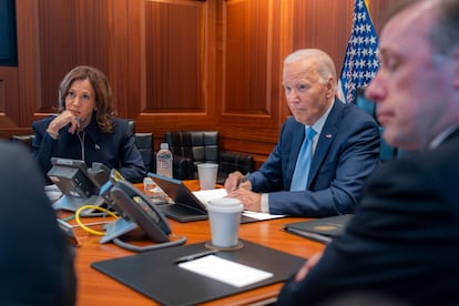 Kamala Harris, junto a Joe Biden, durante una reunin con su equipo de seguridad nacional este martes en la Casa Blanca.