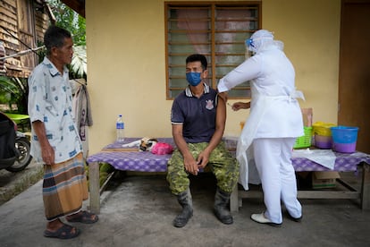 Vacunación en Sabab Bernam, un pueblo de Malasia, este martes. 