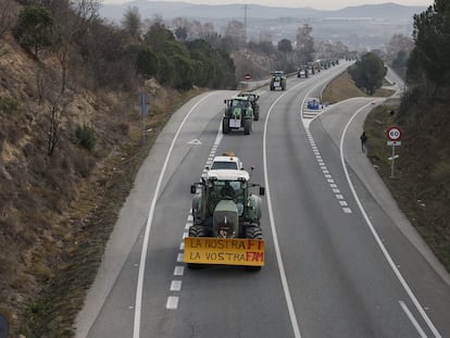 Una de las protesta de los agricultores catalanes en el Vallés Oriental (Barcelona), este martes.