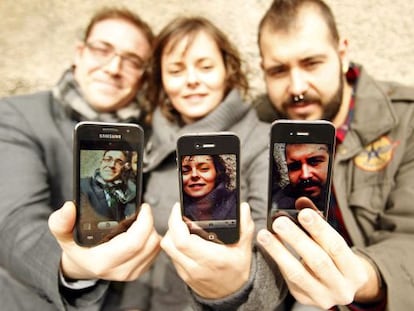 Manuel S&aacute;nchez-Blanco, Encarna Galv&aacute;n G&oacute;mez y Pablo Gonz&aacute;lez Moreno con sus smartphones.