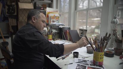 Edel Rodriguez en su estudio, cerca de Nueva York,.