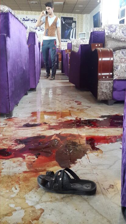 El atentado ha dejado 16 muertos y 20 personas heridas. En la imagen, restos de sangre en el interior del café.