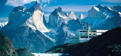 Hotel Explora Patagonia, con la cascada de Salto Chico y el macizo Paine.