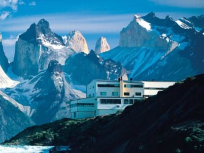 Hotel Explora Patagonia, con la cascada de Salto Chico y el macizo Paine.