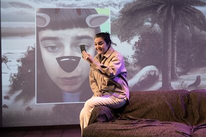 Una escena de la función 'adulta' de la obra 'Blank' en el Centre de les Arts Lliures (Barcelona).