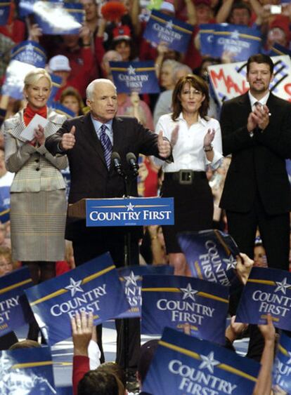 El candidato republicano, acompañado de su nominada a la vicepresidencia, Sarah Palin, hoy en un acto de campaña en Virginia