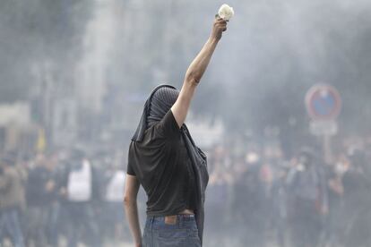 Un manifestante en la protesta contra las reformas del mercado de trabajo del gobierno en París.