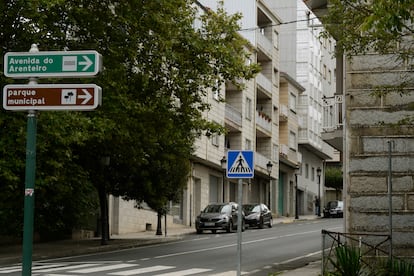 Calle de O Carballiño en la que se precipitó una niña desde un segundo, supuestamente tras recibir un golpe en la cabeza por parte de un niño.