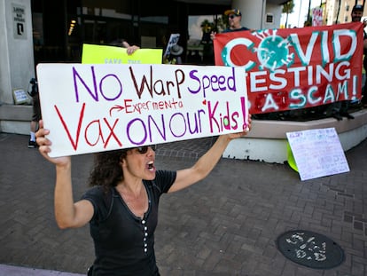 Manifestantes contra la vacunación obligatoria en el Distrito Escolar de Los Ángeles, el jueves.
