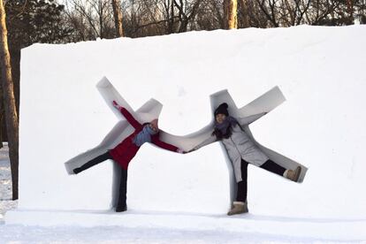 Dos turistas chinas se hacen una foto en el Parque de Esculturas de Nieve de la Isla del Sol, en Harbin (China).