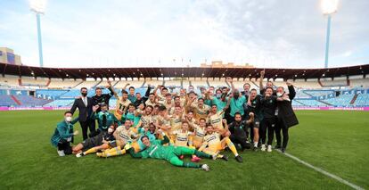 La plantilla del RCD Espanyol de Barcelona celebra el ascenso a LaLiga Santander en el césped de La Romareda.