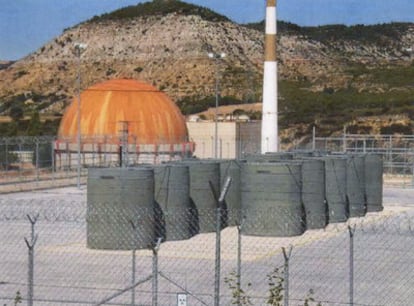ASÍ SE ALMACENA EN ESPAÑA... La central nuclear de Zorita, a 12 kilómetros de Yebra, se apagó en 2006. Pero aún conserva un almacén que guarda los residuos que la central acumuló durante 38 años. Están al aire libre, sobre una losa de cemento y apenas están protegidos por una valla que los rodea.