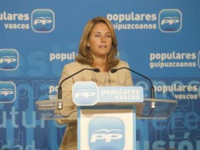 Arantza Quiroga, presidenta del PP vasco, durante la rueda de prensa en la sede del partido en San Sebastián.