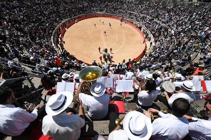 Una banda de música toca durante una corrida de la Feria de Pentecostes, en la plaza de toros de Nimes (Francia).