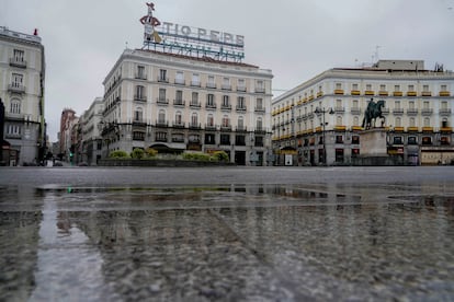 La Puerta del Sol, un día de lluvia durante el estado de alarma.