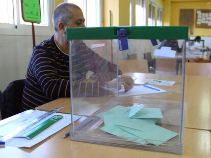 Imagen de archivo de una mesa de votación electoral.