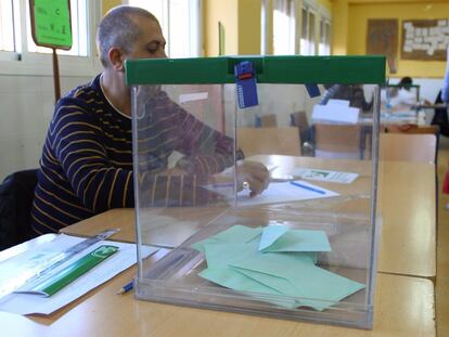 Imagen de archivo de una mesa de votación electoral.