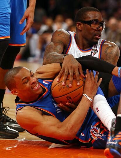 Westbrook lucha por el balón con Stoudemire.