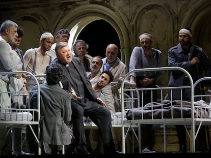 Un momento del ensayo de Parsifal, este lunes, en el teatro del Liceu. En el centro de la imagen, René Pape, interpretando el papel de Gurnemanz. / QUIQUE GARCÍA (Efe).