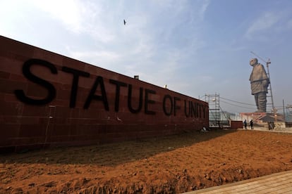 A construção da 'Estátua da Unidade', em frente à represa de Sardar Sarovar, na colônia Kevadiya.