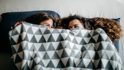 Mantas extra suaves para disfrutar del máximo confort en el sofá. GETTY IMAGES.