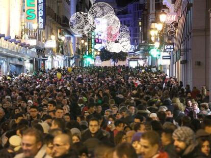 Compradores en la calle Preciados (Madrid) las pasadas navidades.