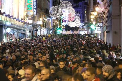 Compradores en la calle Preciados (Madrid) las pasadas navidades.