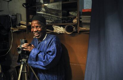 El fotografo Malick Sidibé, en su casa en 2008.