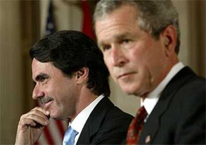 José María Aznar y George W. Bush, durante la conferencia de prensa celebrada anoche en la Casa Blanca.