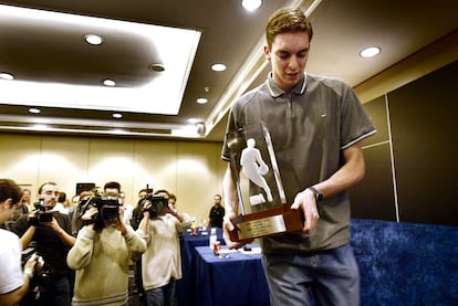 Rueda de prensa en Barcelona del jugador de baloncesto de los Memphis Grizzlies de la NBA, Pau Gasol, el 27 de abril de 2002.