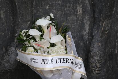 Flores en la entrada principal del estadio del Santos.