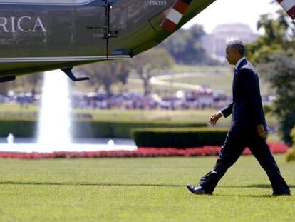 El presidente Obama se dirige al helic&oacute;ptero Marine One en la Casa Blanca.