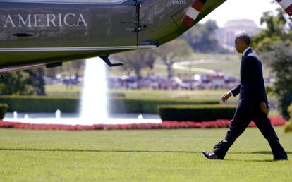El presidente Obama se dirige al helic&oacute;ptero Marine One en la Casa Blanca.
