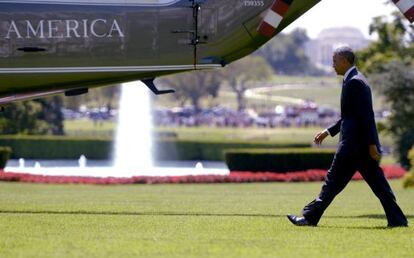 El presidente Obama se dirige al helicóptero Marine One en la Casa Blanca.