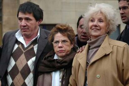 La presidenta de la Asociación Abuelas de Plaza de Mayo, Estela de Carlotto (derecha), delante del Juzgado Federal este viernes.